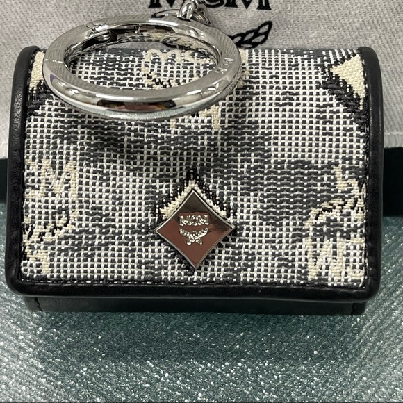 SALE HP! MCM AIRPODS CASE UNISEX - Picture 3 of 13